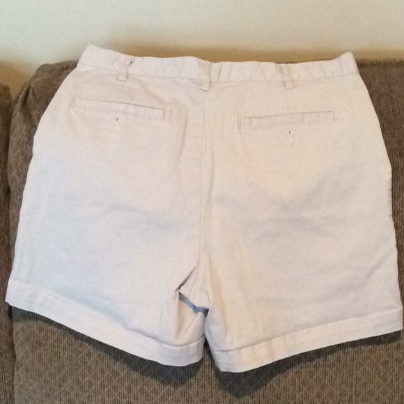 Light khaki shorts - Picture 2 of 3
